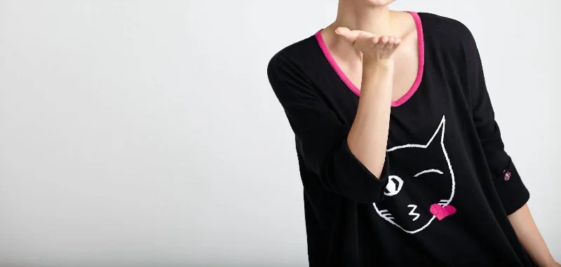 Cat Kiss Graphic Sweater In Black/white Graphic Sweater Embroidered Appliqued